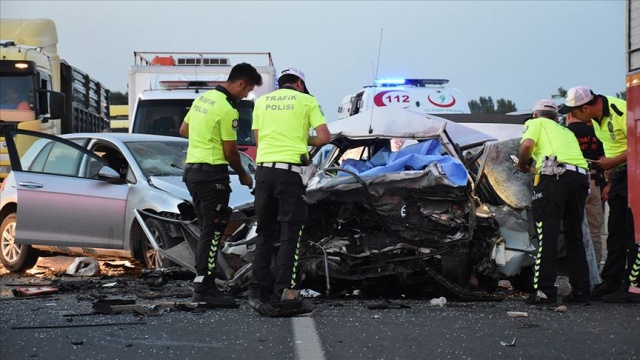 İzmir'de iki otomobil çarpıştı: 3 ölü, 1 yaralı