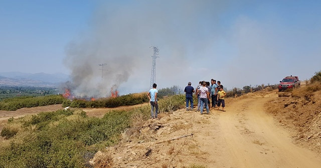 İzmir&#039;de makilik alanda yangın