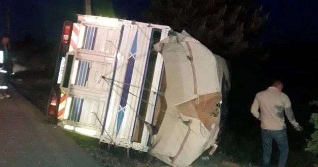 Karaman’da kamyonet devrildi: 2 yaralı