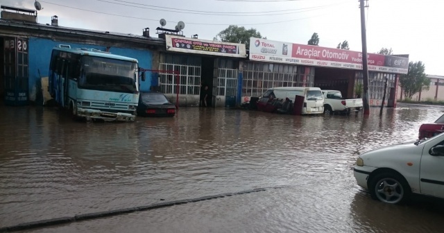 Kars&#039;ta yağmur 10 dakikada işyerlerini sular altında bıraktı