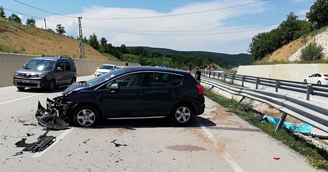 Kastamonu&#039;da otomobil bariyerlere çaptı: 2 ölü, 3 yaralı