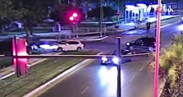 Kırmızı ışıkta geçen otomobil 3 kişiye çarptı