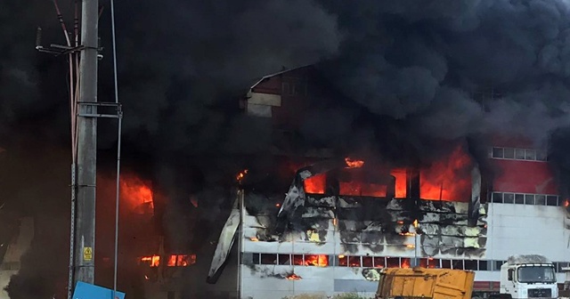 Kocaeli&#039;de fabrika alevlere teslim oldu