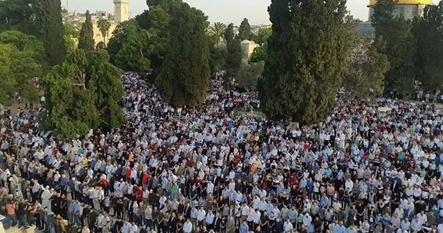 Mescid-i Aksa'da 120 bin kişilik bayram namazı