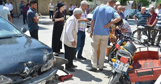 Motosikletlinin ayağı koptu: Feci kaza kamerada