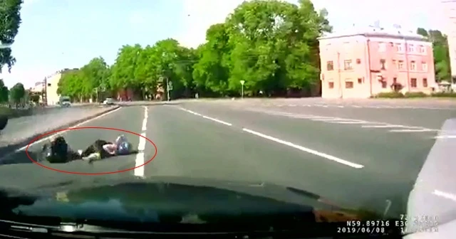 Motosikletten düşen kadını minibüs ezdi