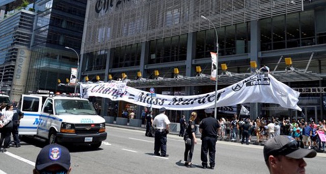 New York Times önündeki iklim protestosunda 70 gözaltı