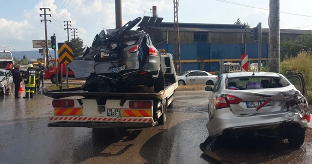 Otobüs, kırmızı ışıkta bekleyen araçlara çarptı: 9 yaralı