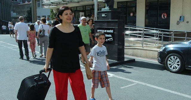 Oy kullanmaya bavullarıyla geldiler