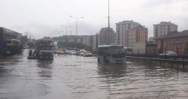 Pendik&#039;te yoğun yağış nedeniyle araçlar mahsur kaldı