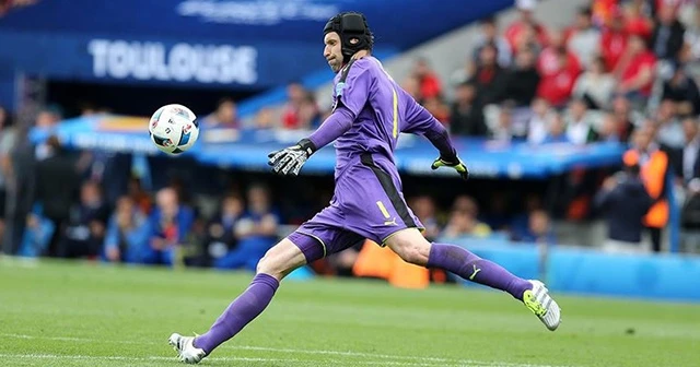 Petr Cech Chelsea'ye döndü