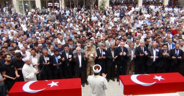 Şehit işçiler gözyaşları arasında toprağa verildi