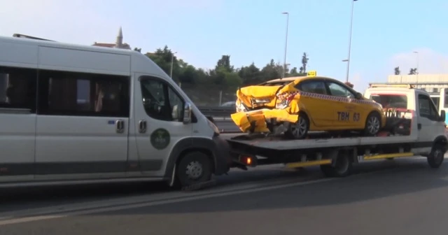 Servis minibüsü taksiye çarptı: 1 yaralı