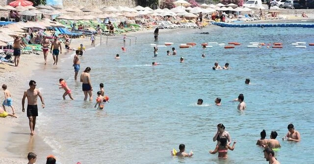 Sıcak havadan bunalan yerli, yabancı turistler soluğu sahilde aldı