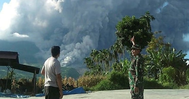 Sinabung Yanardağı&#039;nda patlama