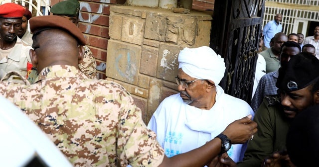 Sudan&#039;ın devrik lideri Ömer el Beşir darbeden sonra ilk kez görüntülendi