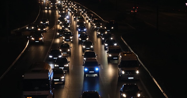 TEM Otoyolu Düzce kesiminde gece saatlerinde trafik durarak ilerliyor