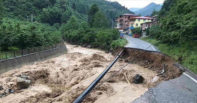 Trabzon&#039;da sağanak nedeniyle yol çöktü