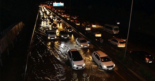 Trabzon&#039;da şiddetli yağış sonrası yollar göle döndü