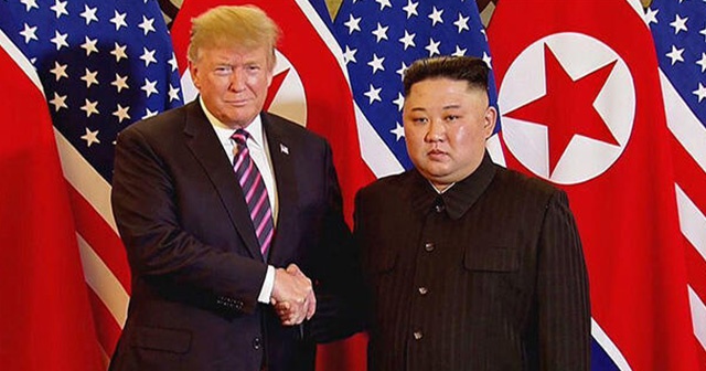 Trump ile Kim &#039;silahsızlandırılmış bölgede&#039; bir araya geldi