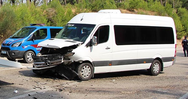 Tur minibüsüyle otomobil çarpıştı: 7&#039;si turist 11 yaralı