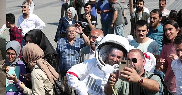 Üsküdar sahilinde bir astronot