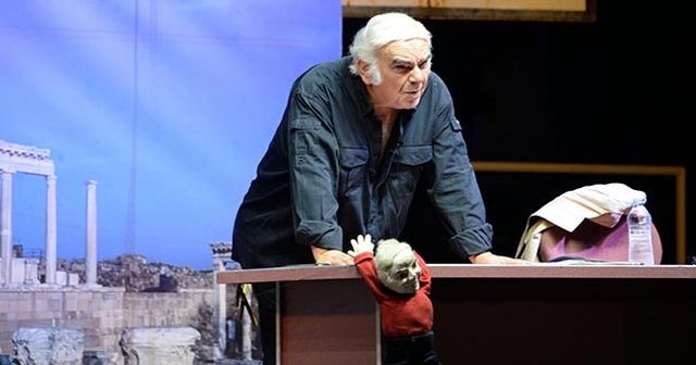 Usta oyuncu Enis Fosforoğlu hayatını kaybetti