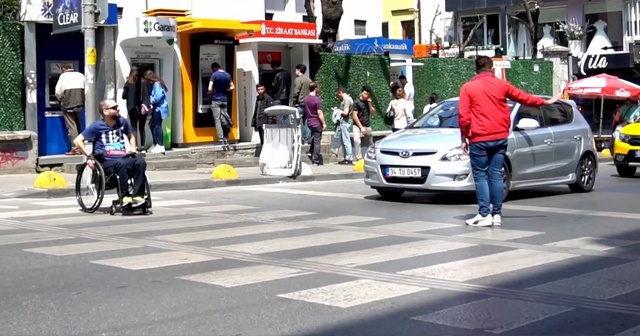 Yaya geçidinde engelliye de &#039;yol yok&#039;