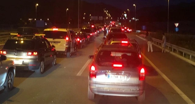 Yaz tatili için Türkiye'ye gelenler kilometrelerce kuyruk oluşturdu