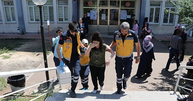 YKS esnasında bayılan öğrenci, sağlık görevlilerince hastaneye kaldırıldı