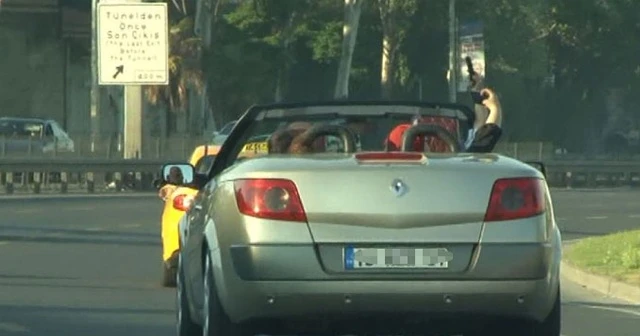 Yol boyunca canlı yayın yaptılar trafiktekilerin canını hiçe saydılar