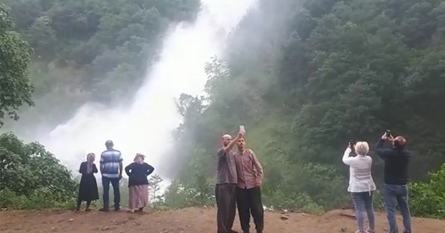 Yoldan geçerken görenler araçlarından inip fotoğrafını çekti