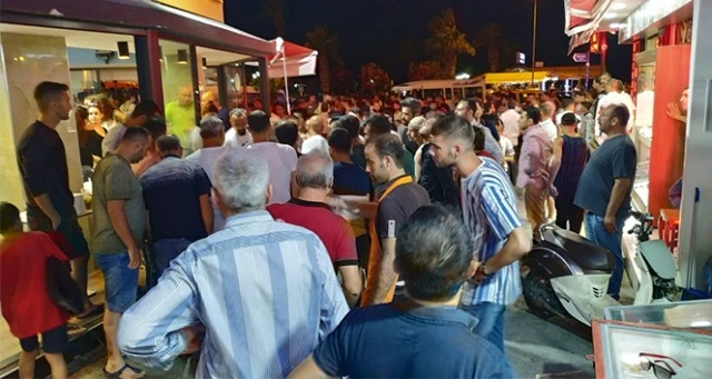 Yüzlerce turistin gözü önünde silahlar konuştu