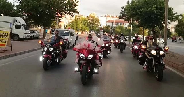 100 motorla düğün konvoyu