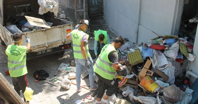 20 ton çöp çıkan evden bu kez 10 kamyon çöp çıktı