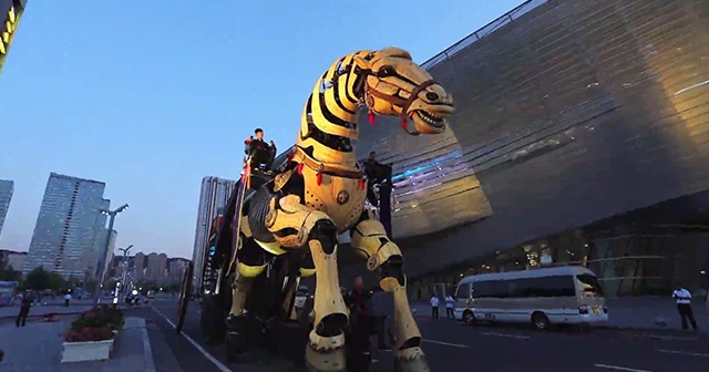 50 tonluk dev robot at ziyaretçilerin ilgi odağı oldu