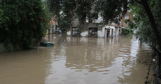 Adana’da sağanak yağış su baskınlarına neden oldu