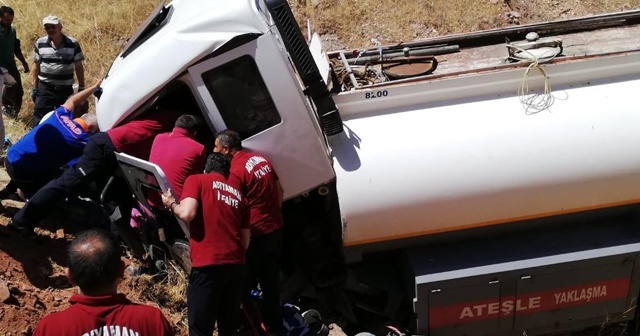 Adıyaman&#039;da tanker devrildi, sürücü yaralandı