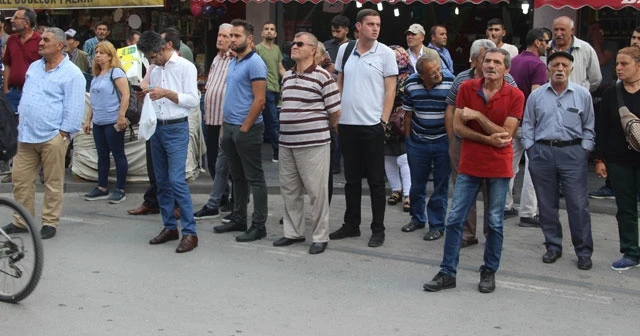 Alevler binayı sardı! Vatandaşlar merakla izledi