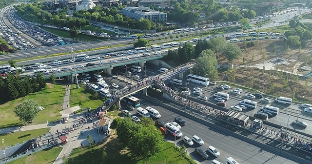 Altunizade metrobüs durağındaki yoğunluk havadan görüntülendi