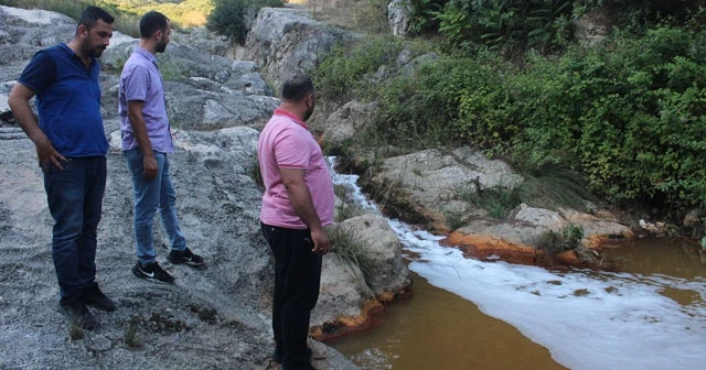 Aniden renk değiştiren dere ilçe halkını korkuttu