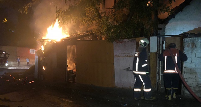 Ankara Altındağ&#039;da çıkan yangında 2 ev kül oldu