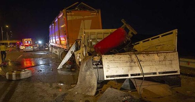 Ankara&#039;da feci kaza! Lastik değiştiren belediye çalışanlarına TIR çarptı: 2 kişi öldü