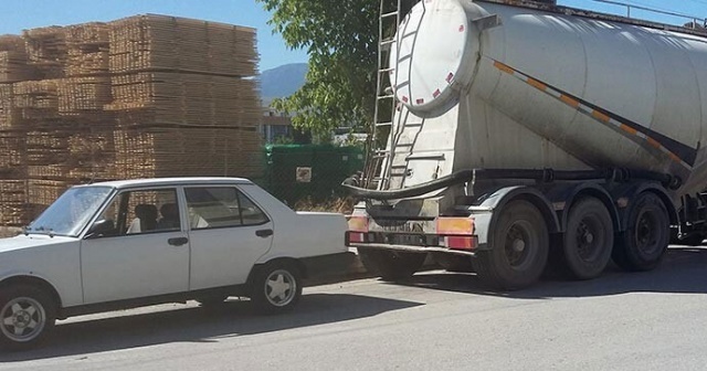 Annesinin elini bırakınca otomobil çarptı