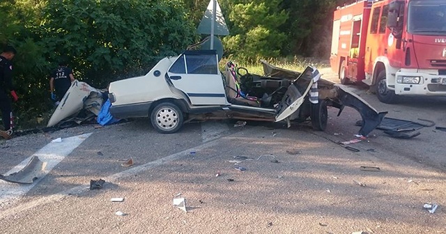 Antalya&#039;da yolcu otobüsüyle otomobil çarpıştı: 2 ölü, 3 yaralı
