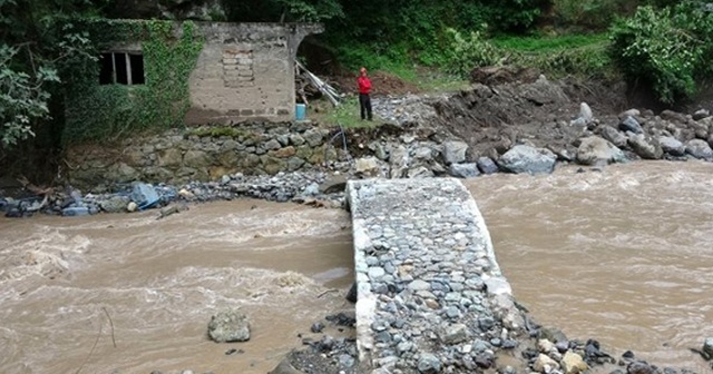 Araklı&#039;daki selde, sadece tarihi kemer köprü ayakta kaldı