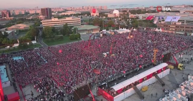 Atatürk Havalimanı'ndaki yoğunluk havadan görüntülendi