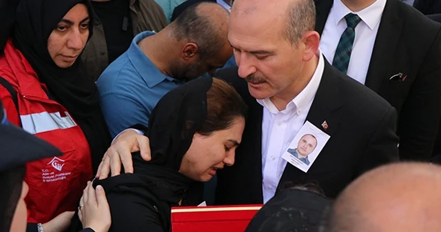Bakan Soylu'dan şehit eşine: 'O kahraman, sen de kahramansın'