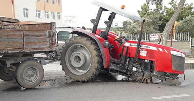 Çanakkale&#039;de traktörle işçi minibüsü çarpıştı