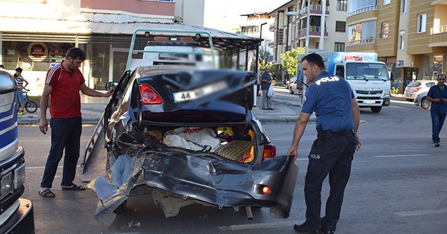 Çarptığı sürücüyü altına alarak sürükledi, aracını bırakıp kaçtı